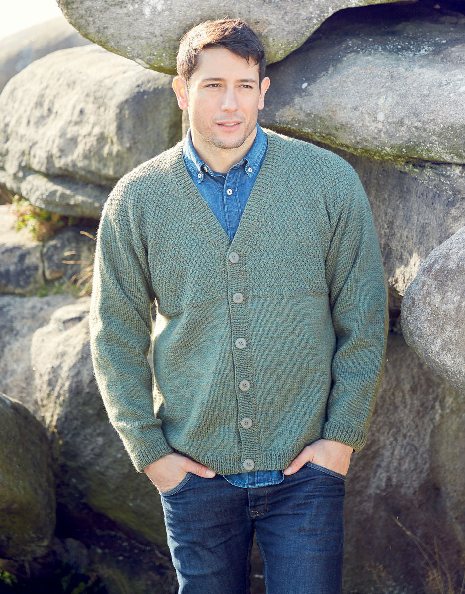 Pattern - Mans’s Cardigan in Hayfield Bonus Wool 8287